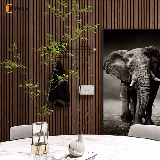 Revêtement mural en lattes de chêne naturel Panneau de plafond en bois à lattes acoustiques pour animaux de compagnie MDF